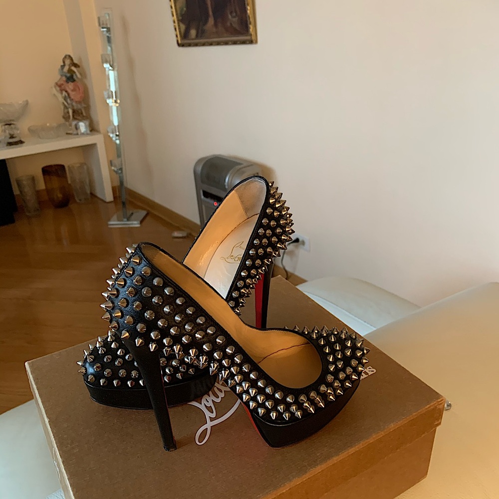 Use shoes Louboutin size 37,5